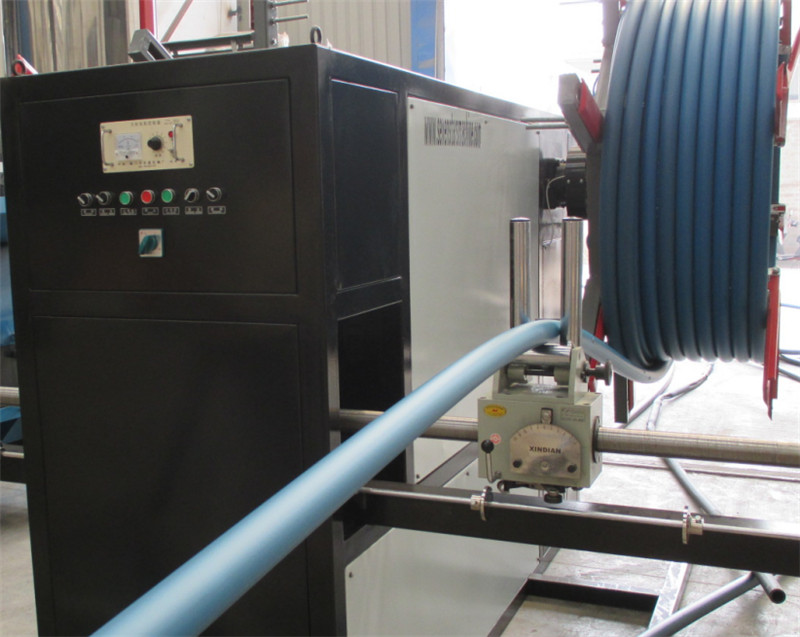 Stroj na vytlačování trubek z HDPE PP (17)